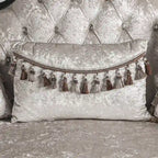 Traditionelles 2-Sitzer-Sofa mit Knopfheftung an der Rückenlehne und Dekokissen