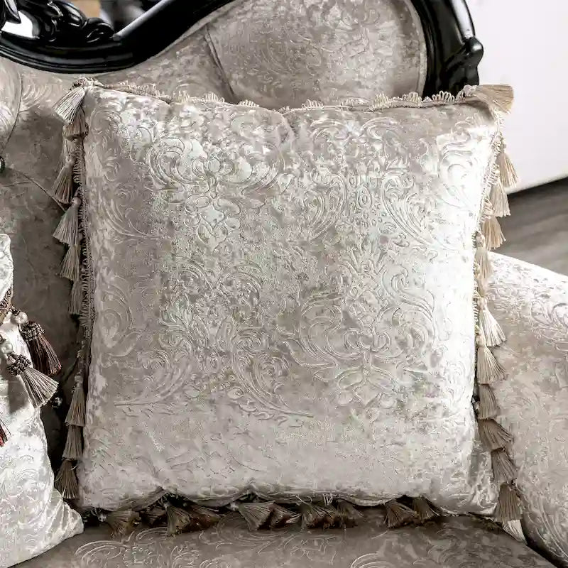Traditionelles 2-Sitzer-Sofa mit Knopfheftung an der Rückenlehne und Dekokissen