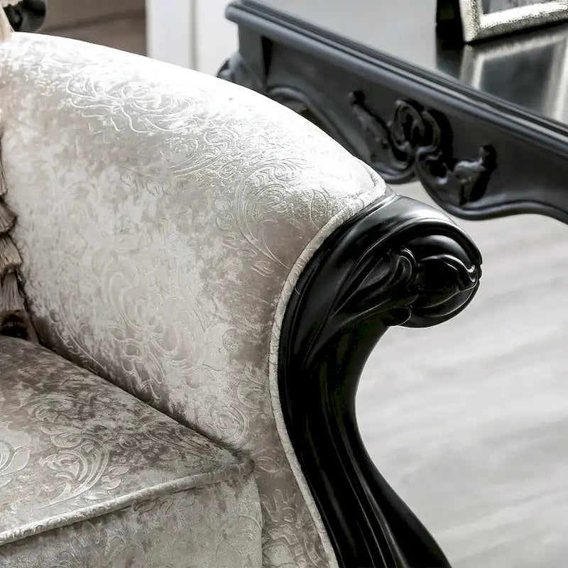 Traditionelles 2-Sitzer-Sofa mit Knopfheftung an der Rückenlehne und Dekokissen
