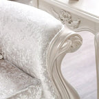 Traditionelles 2-Sitzer-Sofa mit Knopfheftung an der Rückenlehne und Dekokissen