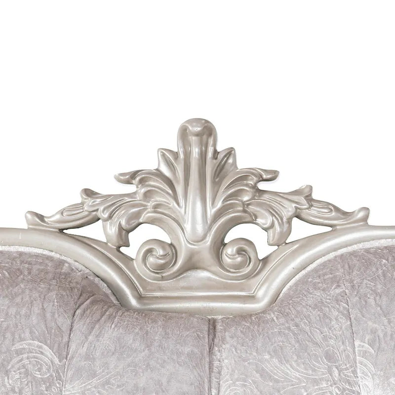 Traditionelles 2-Sitzer-Sofa mit Knopfheftung an der Rückenlehne und Dekokissen