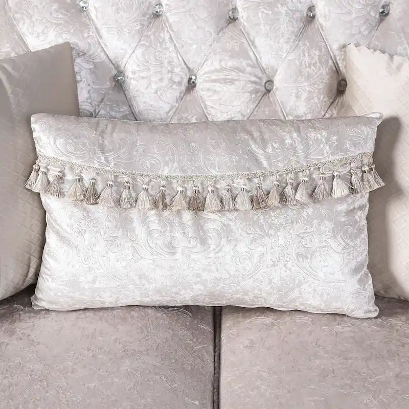 Traditionelles 2-Sitzer-Sofa mit Knopfheftung an der Rückenlehne und Dekokissen